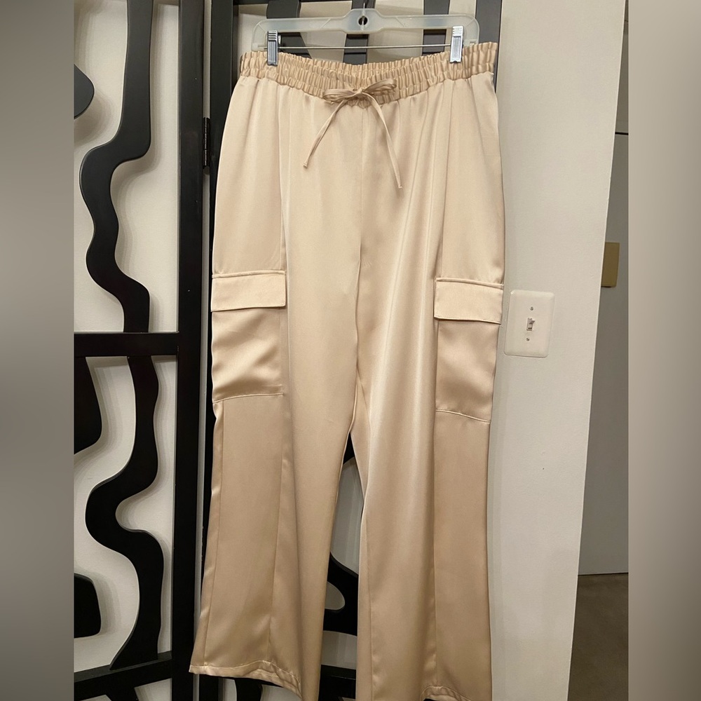 Primark Womens Beige Long Satin Like Wide Leg Pants, size Large, 2 front pockets